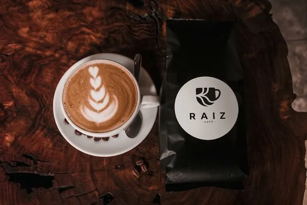 Latte con arte latte en taza blanca